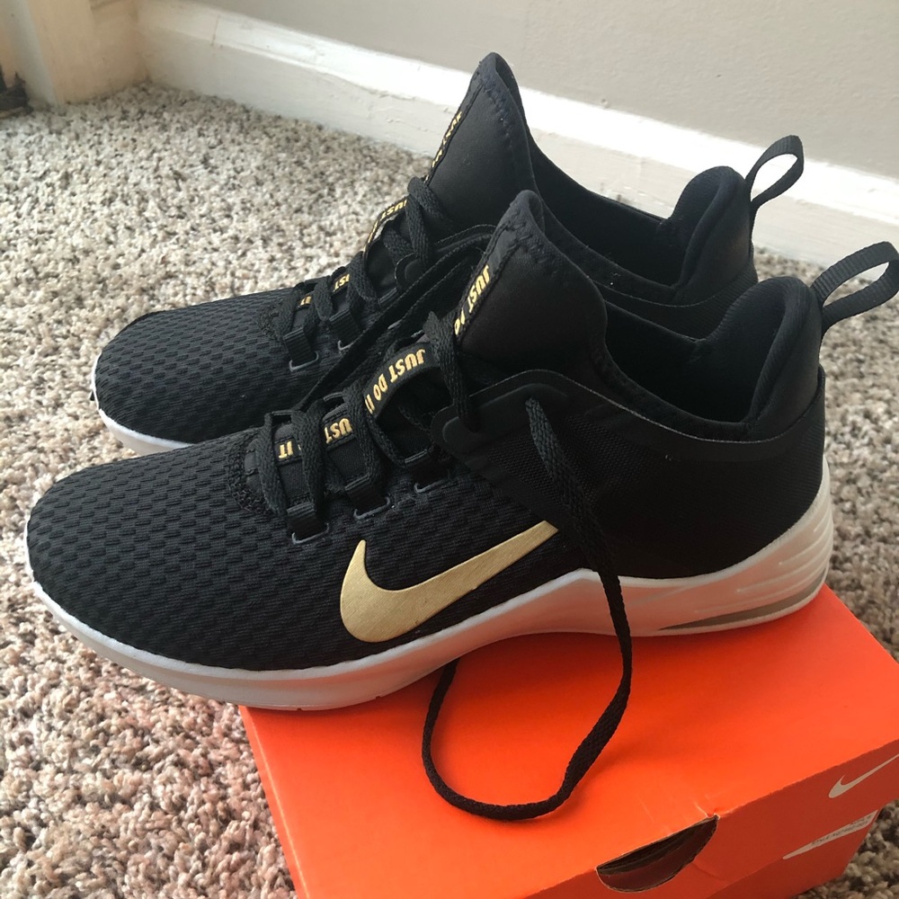 Nike Air Max Bella TR 2 BLACK AND GOLD Size 8.5